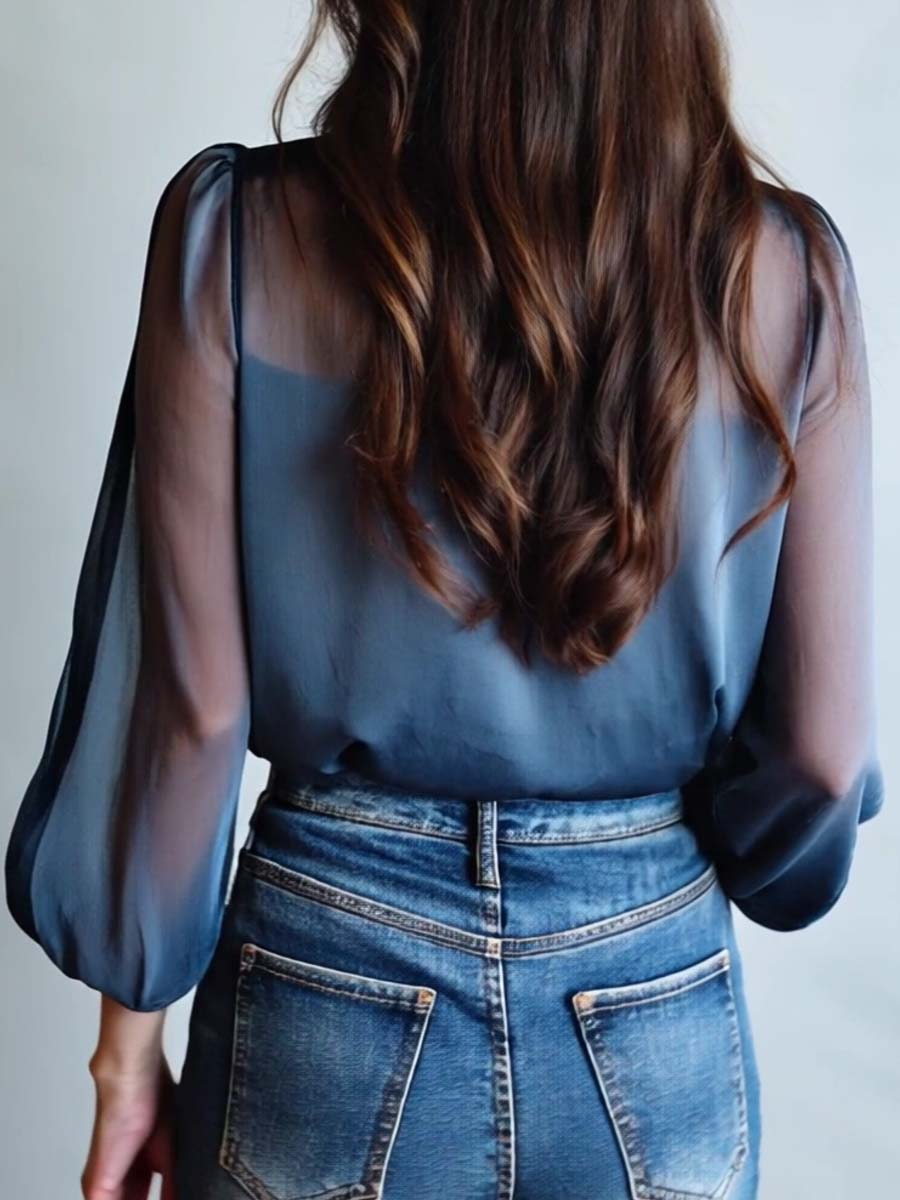 Camicetta da donna blu trasparente con stampa floreale e bottoni vista posteriore