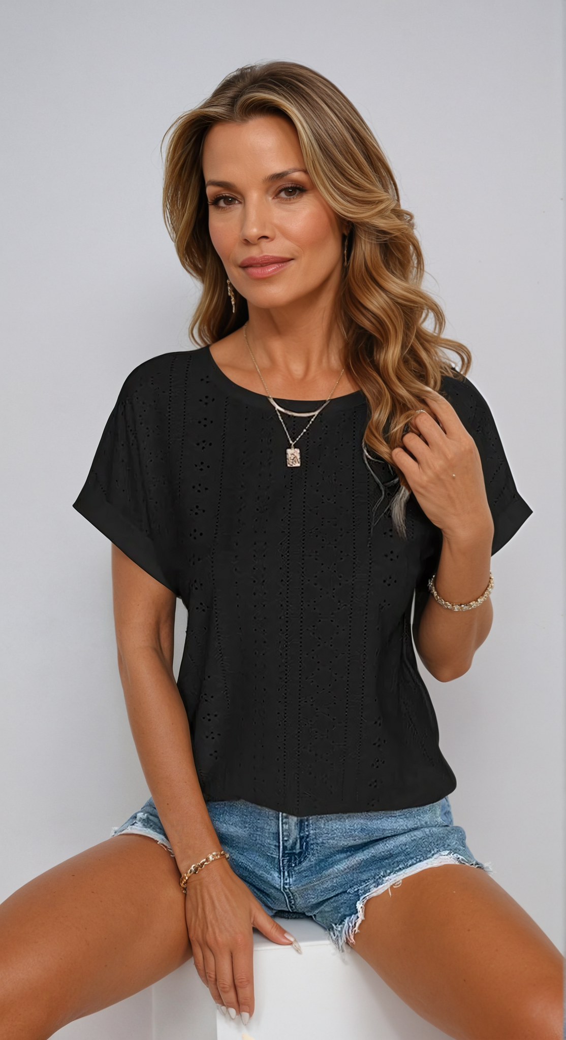 Top Con Occhielli - Vestibilità ampia - Girocollo - Top a maniche corte - Abbigliamento donna-Nero-S-Modasso