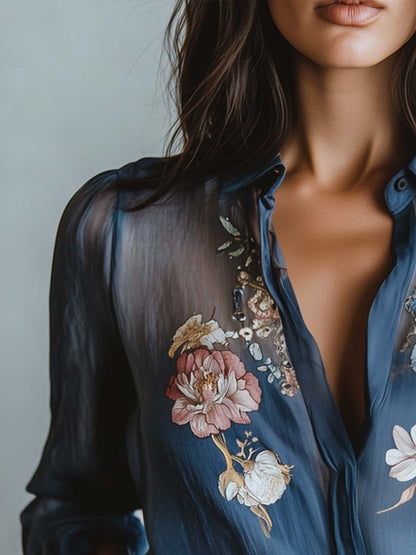 Camicetta da donna blu trasparente con stampa floreale e bottoni dettaglio