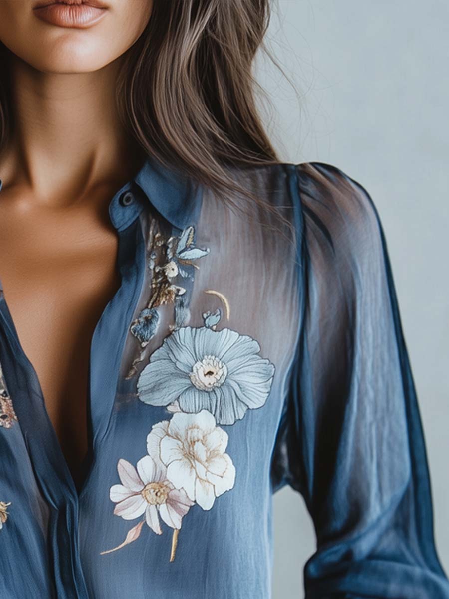 Camicetta da donna blu trasparente con stampa floreale e bottoni