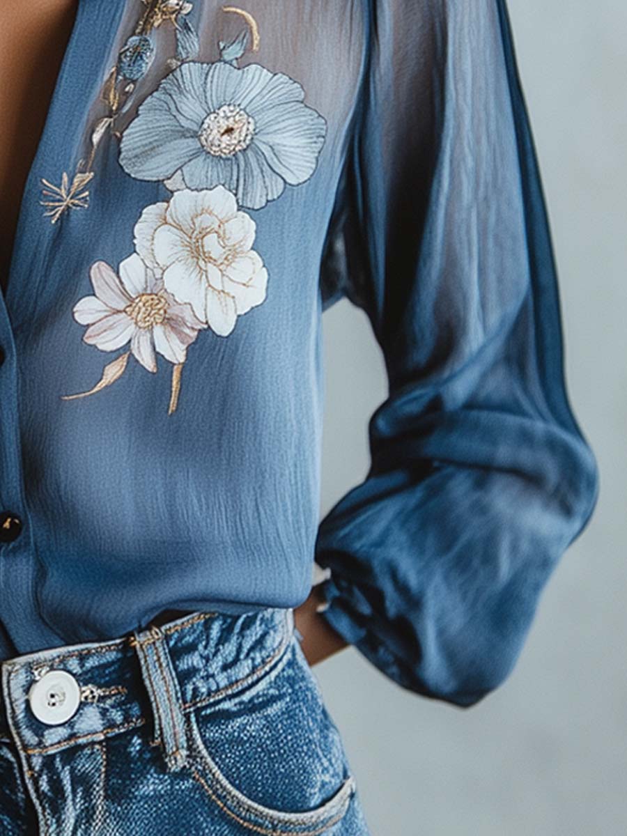Camicetta da donna blu trasparente con stampa floreale e bottoni