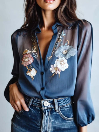 Camicetta da donna blu trasparente con stampa floreale e bottoni dettaglio