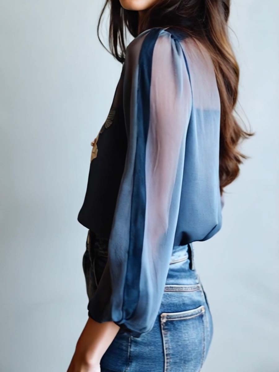 Camicetta da donna blu trasparente con stampa floreale e bottoni