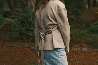 GIACCA BEIGE A RIGHE CON CINTURA-Modaso