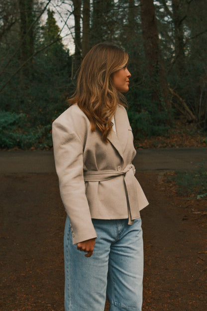 GIACCA BEIGE A RIGHE CON CINTURA-Modaso