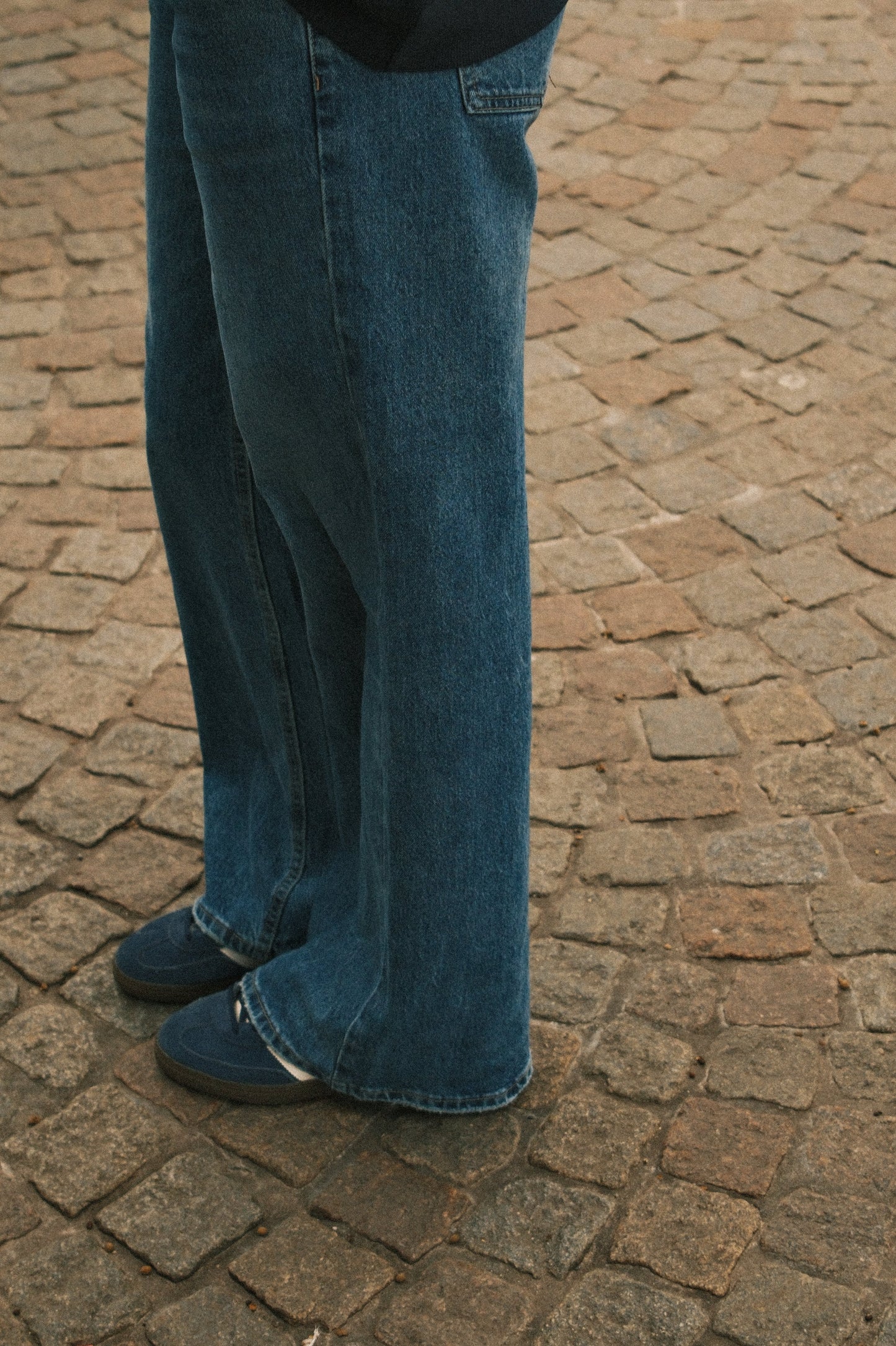 JEANS DONNA A GAMBA LARGA CON VESTIBILITÀ RELAX-Modaso