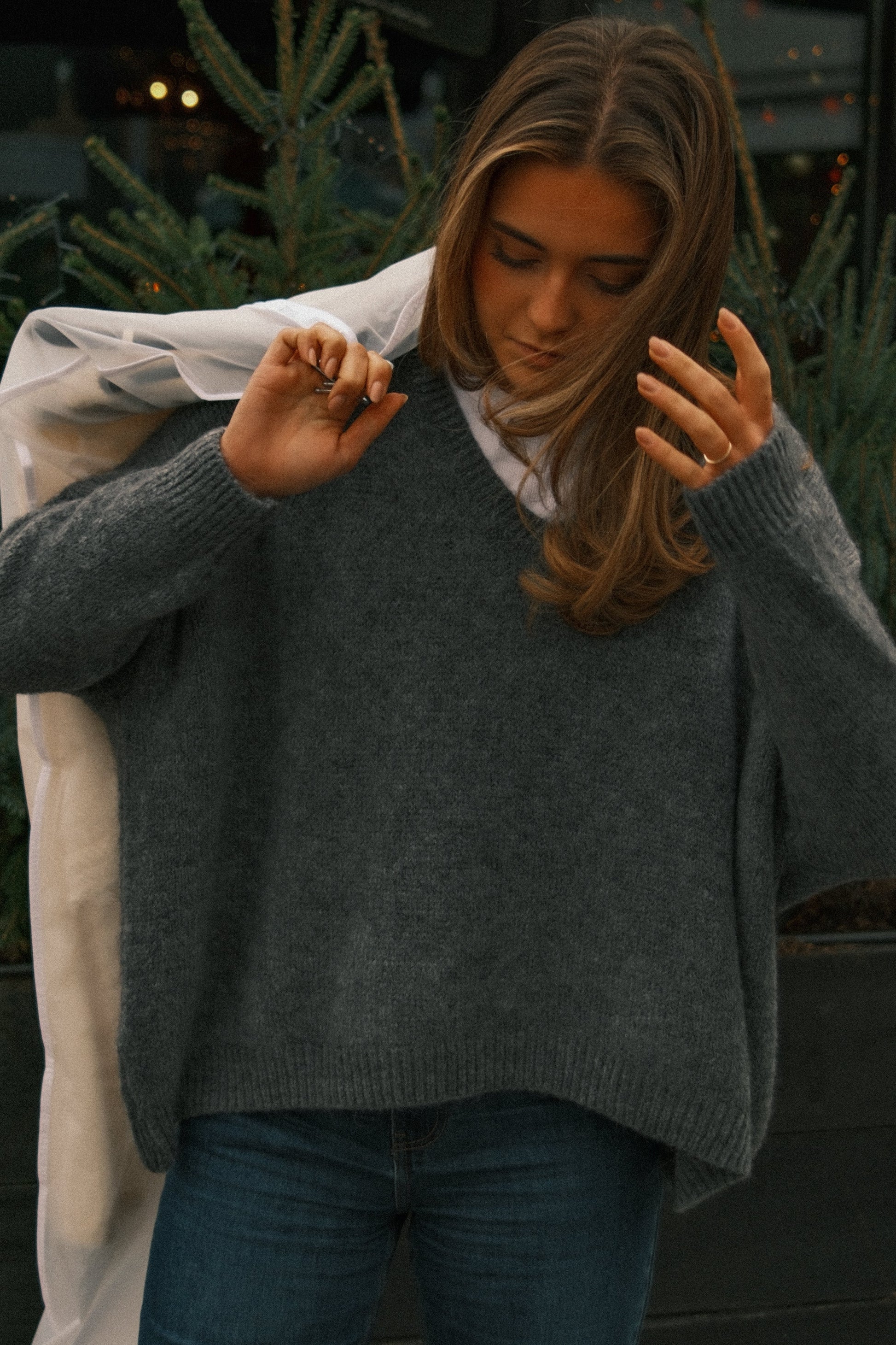 MAGLIONE OVERSIZE GRIGIO CON SCOLLO A V-Modaso