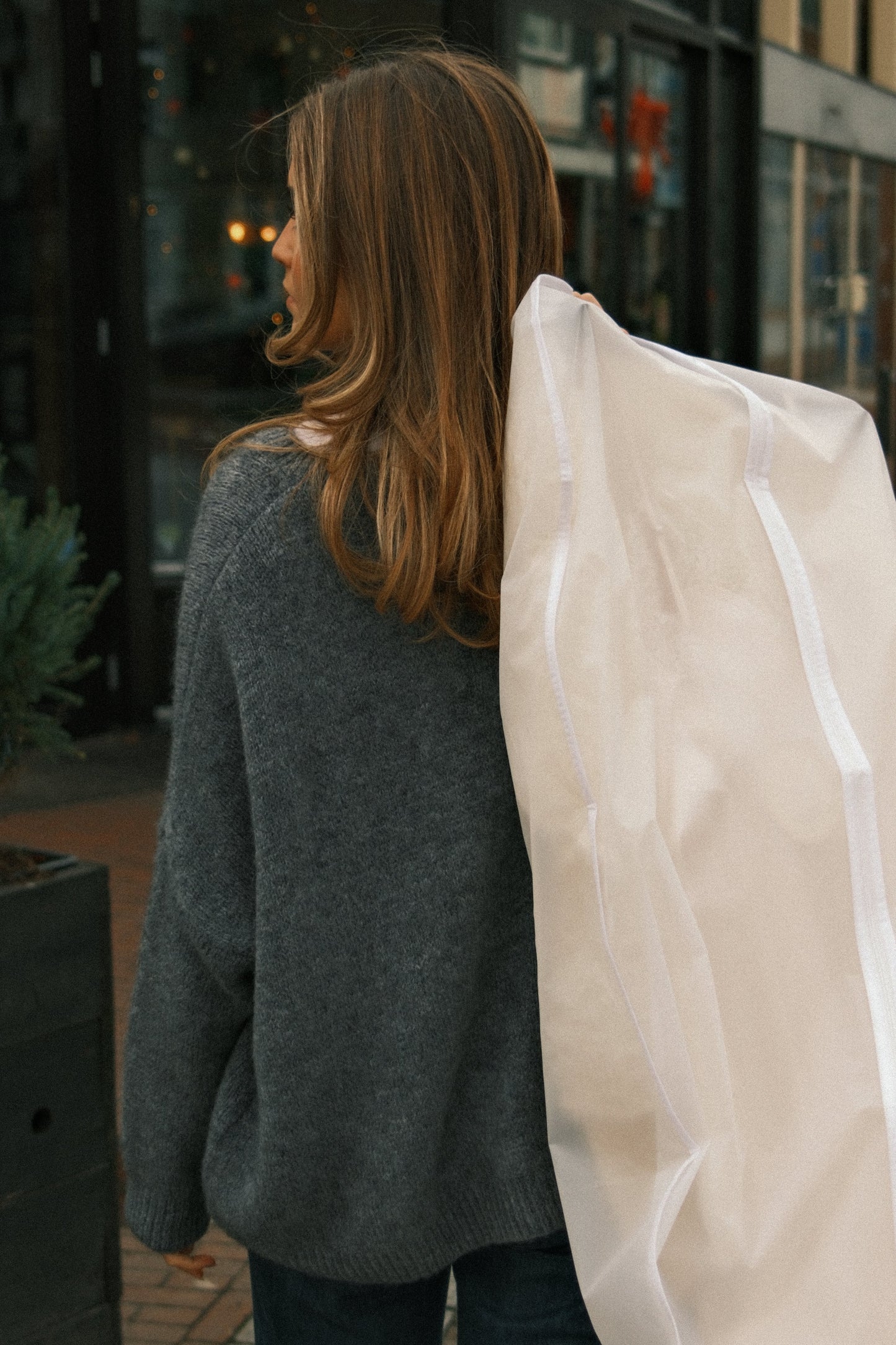 MAGLIONE OVERSIZE GRIGIO CON SCOLLO A V-Modaso