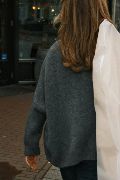 MAGLIONE OVERSIZE GRIGIO CON SCOLLO A V-Modaso