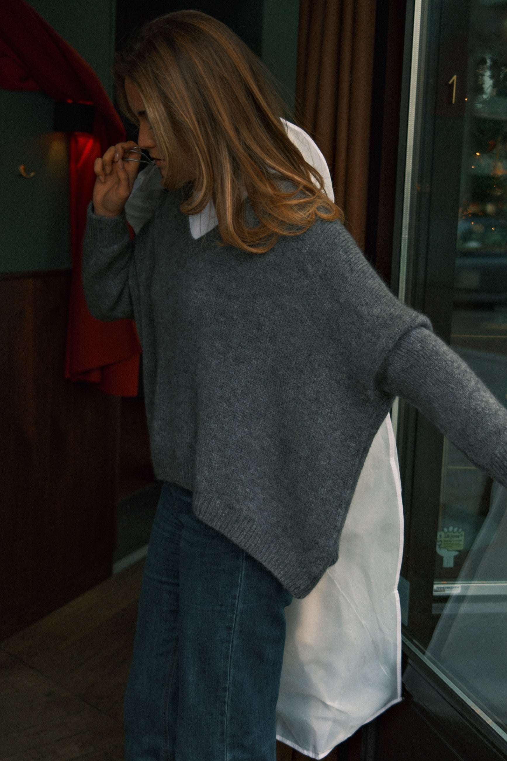 MAGLIONE OVERSIZE GRIGIO CON SCOLLO A V-Modaso