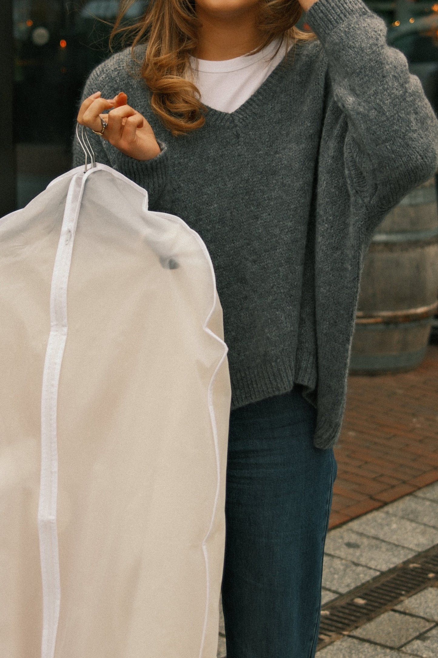 MAGLIONE OVERSIZE GRIGIO CON SCOLLO A V-Modaso