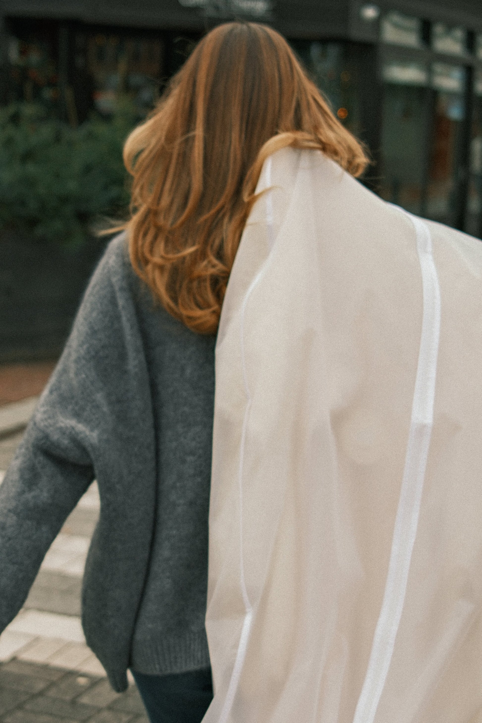 MAGLIONE OVERSIZE GRIGIO CON SCOLLO A V-Modaso