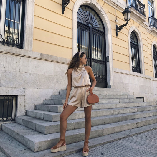 Tuta Corta in Raso, Collo Halter, Elegante-Modaso