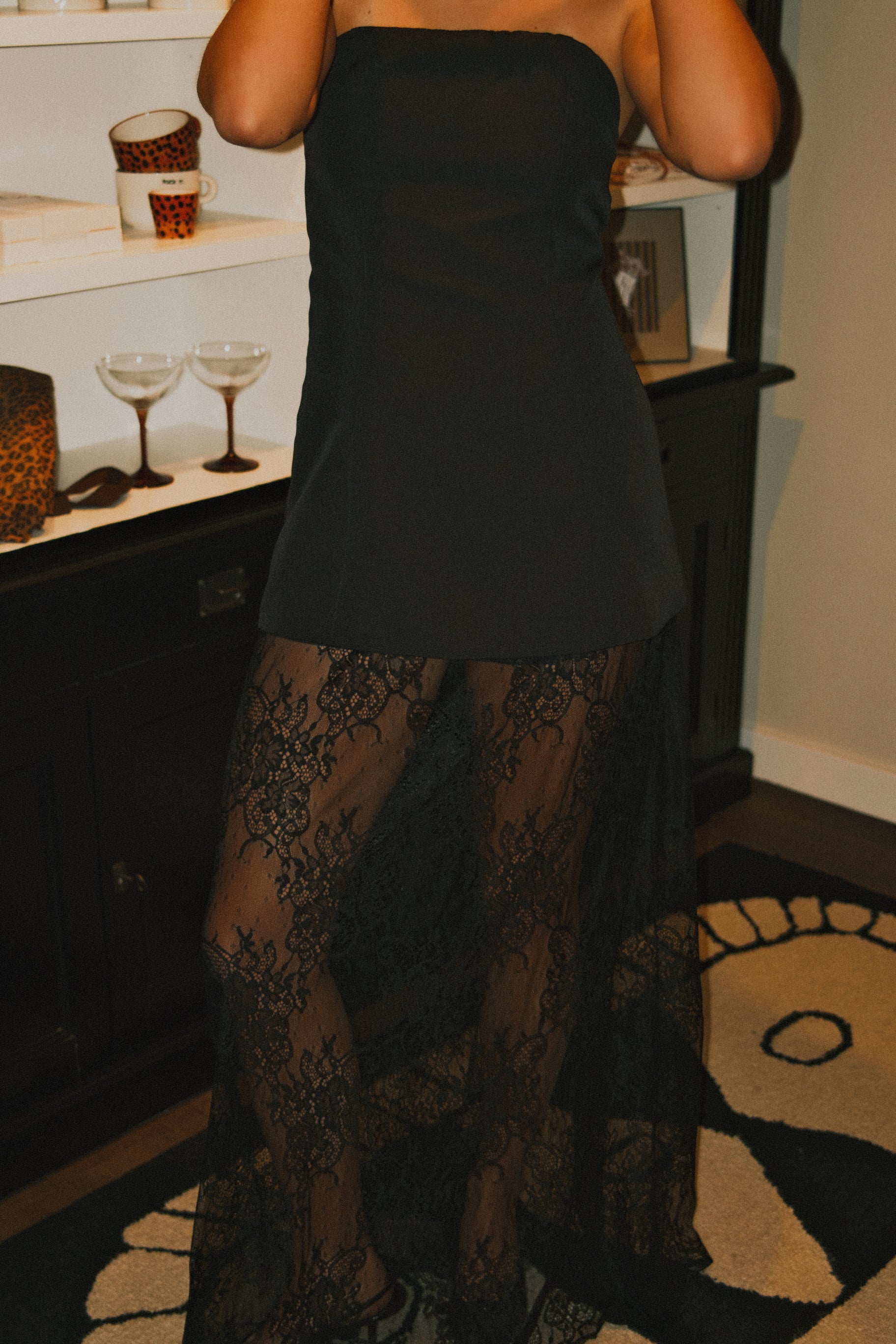 VESTITO NERO CORTO DONNA – ELEGANTE MINI ABITO DA FESTA CON SCHIENA SCOPERTA-Modaso