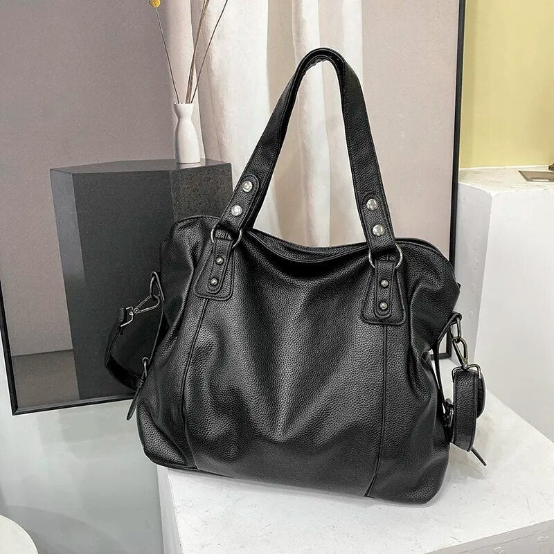 Borsa Spalla Donna, Ecopelle Martellata, Capiente, Borchie-Modaso