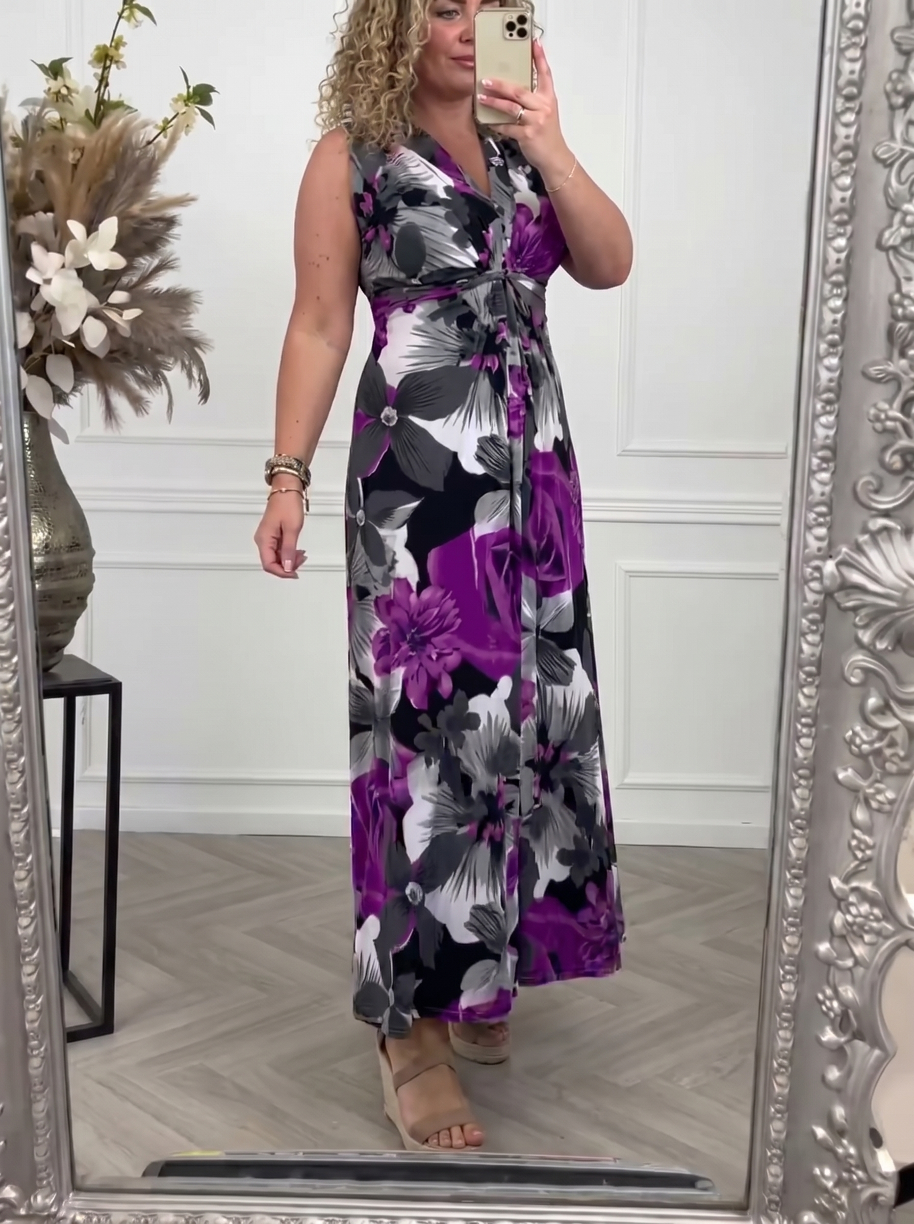 Abito maxi floreale viola con scollo a V a figura intera