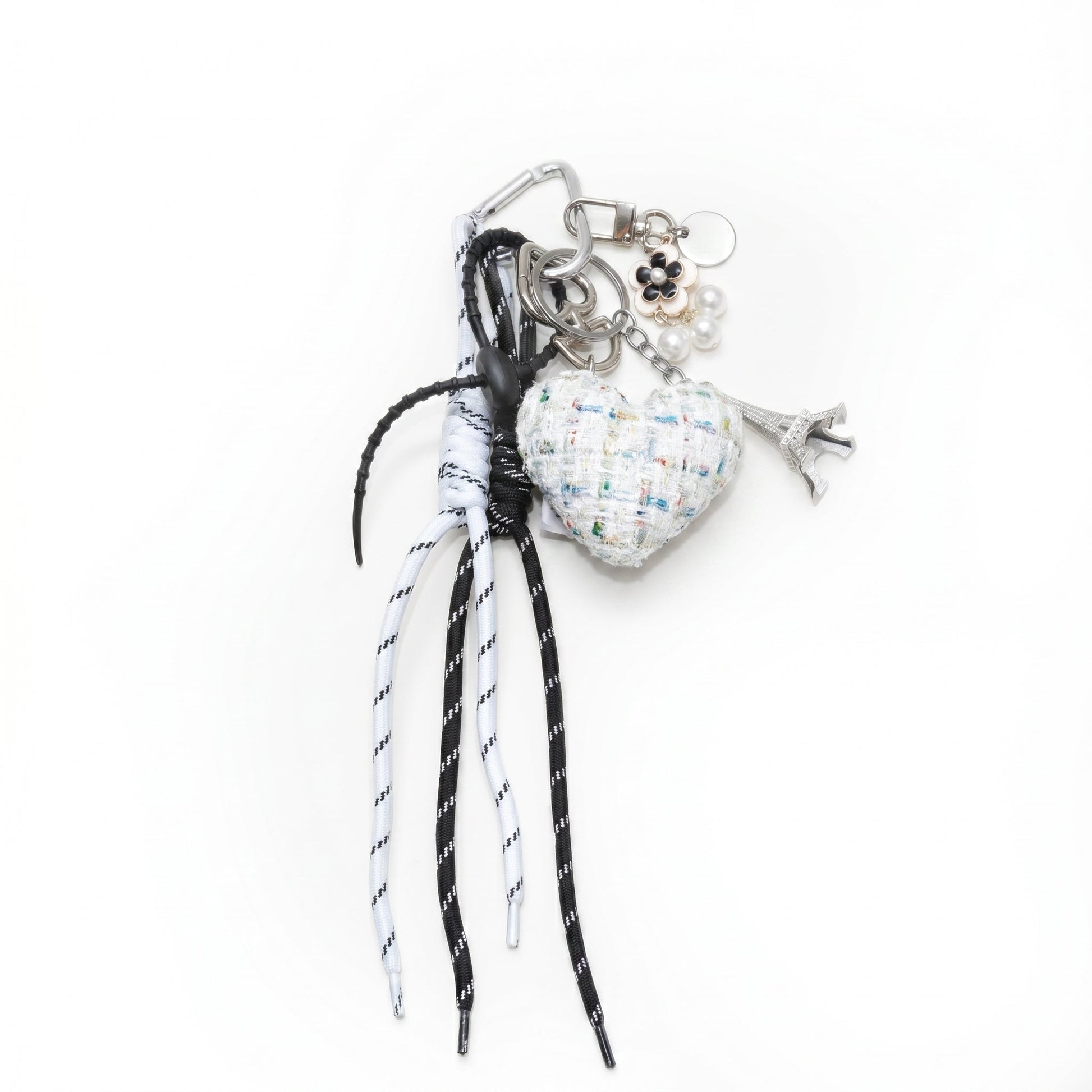 Ciondolo per borsa a cuore in tweed bianco con cordini e charm