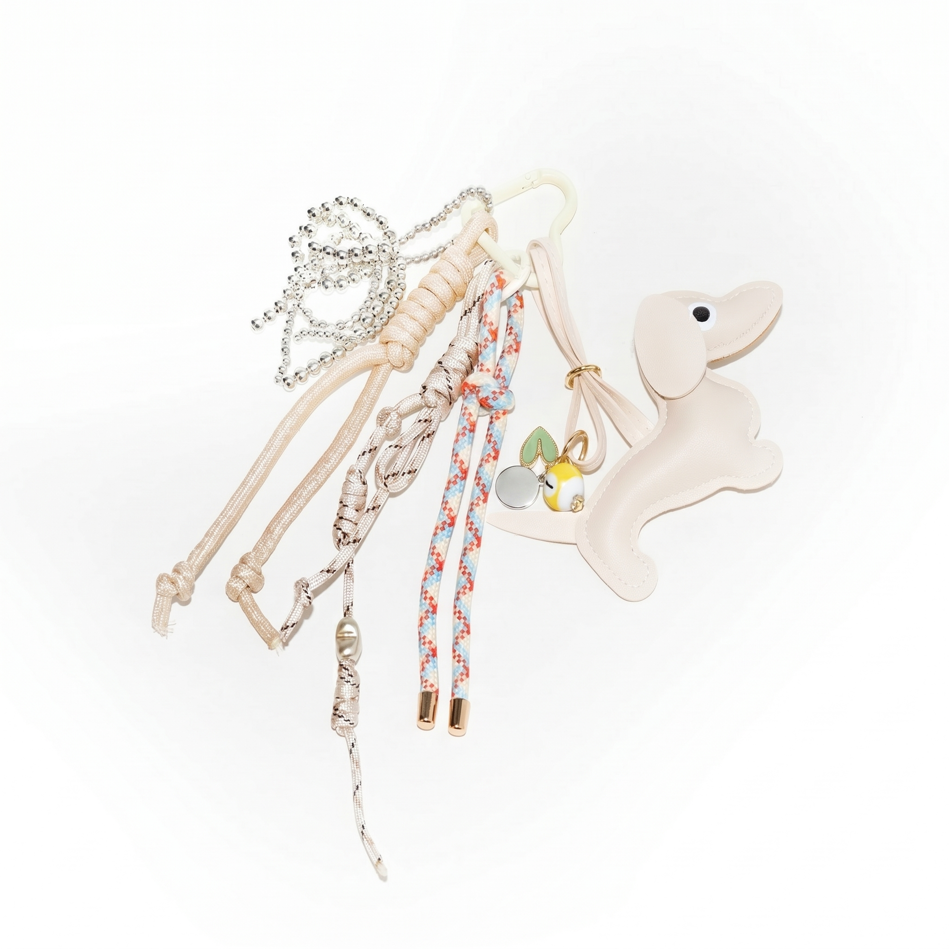 Ciondolo per borsa cane bassotto beige con cordini intrecciati