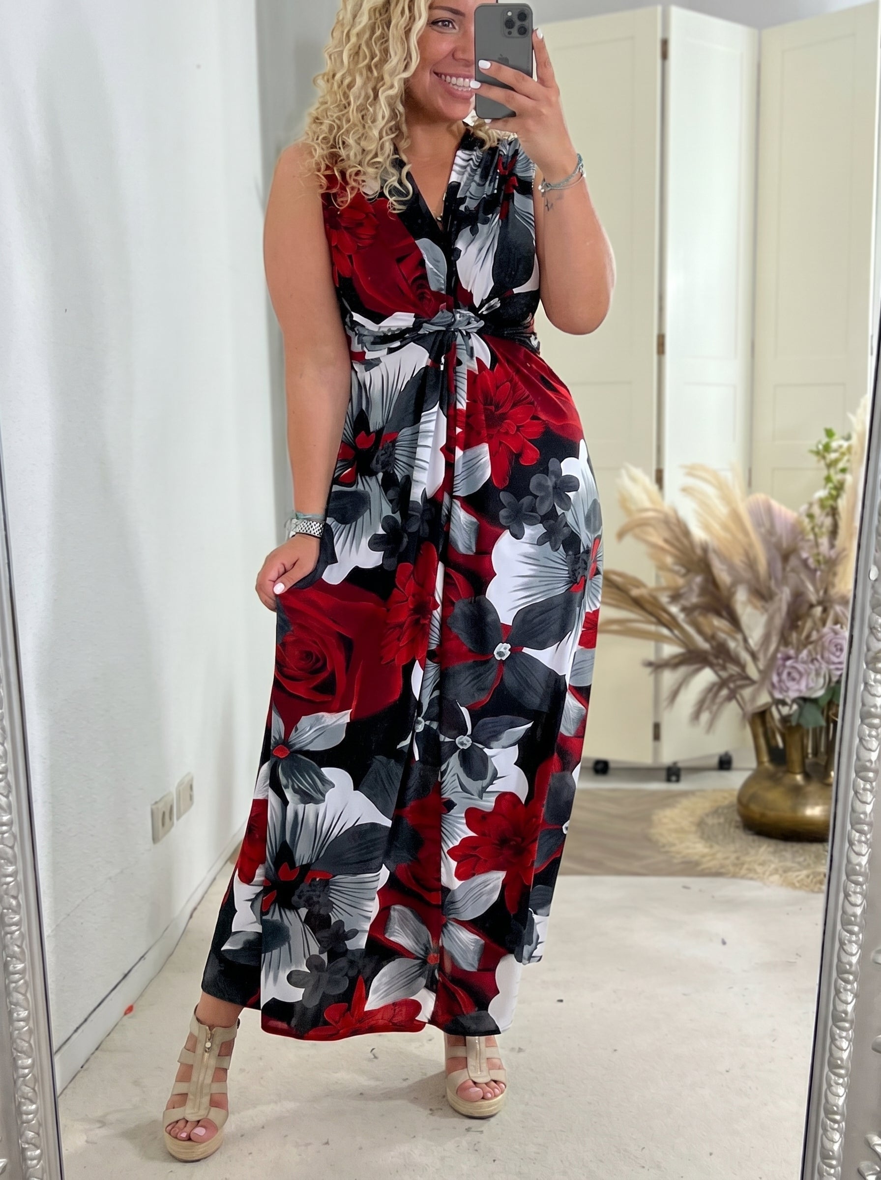 Donna che indossa un abito maxi floreale rosso smanicato